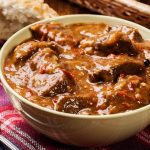 Umesto vode u gulaš dodajte ovu namirnicu i biće daleko ukusniji: Uspeva čak i početnicima