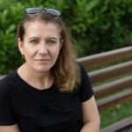 Svekrva mi je poklonila stari džemper, a onda sam otkrila njenu tajnu koja mi je uništila život: U džepu se krila bolna prošlost