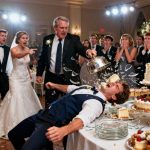 Na venčanju moje starije sestre, moji roditelji su zahtevali da joj dam kuću vrednu 450.000 dolara koju sam izgradio potpuno svojim teško zarađenim novcem. Kada sam odlučno odbio, otac je pobesneo. Zgrabio je metalni stalak za tortu i…