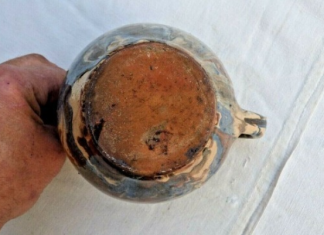 70 godina ova je šalica stajala u muzeju – sve dok osoblje nije otkrilo skrivenu tajnu unutra