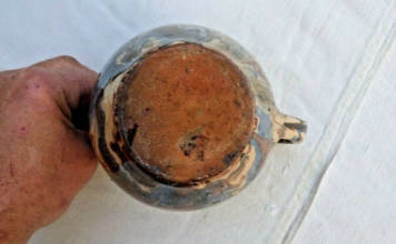 70 godina ova je šalica stajala u muzeju – sve dok osoblje nije otkrilo skrivenu tajnu unutra