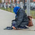 Ena je žena koja je ostavila 4 dece i preselila se kod ljubavnika: Sad prosi ispred crkve, ali to nije najgore što joj je karma vratila