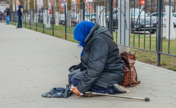 Ena je žena koja je ostavila 4 dece i preselila se kod ljubavnika: Sad prosi ispred crkve, ali to nije najgore što joj je karma vratila