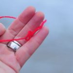 MNOGI NOSE CRVENI KONAC OKO RUKE, A NEMAJU POJMA ŠTA TO ZNAČI: Evo šta on simbolizuje