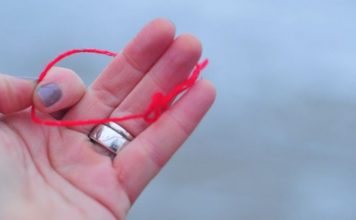 MNOGI NOSE CRVENI KONAC OKO RUKE, A NEMAJU POJMA ŠTA TO ZNAČI: Evo šta on simbolizuje