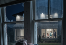 Imala sam loš osjećaj u vezi vlastite kuće, pa sam se pretvarala da idem na odmor samo da vidim što će učiniti. Prije nego što sam otišao, moj stariji susjed stisnuo mi je ruku i upozorio: “U ponoć… vidjet ćeš sve. “ I bila je u pravu. Ono što je moj sin učinio u mojoj kući točno u ponoć ostavilo me je bez riječi.