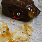 Kupili smo čokolade u trgovini i pronašli nešto čudno unutra: bili smo iznenađeni kada smo shvatili što je to.