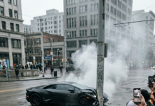 Vlasnik restorana je oterao dečaka koji je prodavao cveće jer mu ‘kvari ugled’: Sat vremena kasnije, taj dečak ga je izvukao iz smrskanog auta dok su drugi samo snimali telefonom.