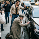 Dedo je štapom slučajno ogrebao ‘Audi’ od 100.000 eura: Vlasnik ga je natjerao da klekne i briše štetu rukavom, sve dok nije naišao jedan prolaznik.