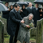 Na sahranu oca došla je prosjakinja koju su deca htela da oteraju. Sinovi su zvali obezbeđenje da je izbace, ali advokat ih je zaustavio i otvorio testament, pa kada je pročitao kome otac ostavlja kuću i zašto, sinovi su poželeli da se zemlja otvori i proguta ih.