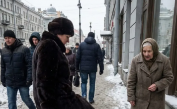 Baka je prodavala heklane stolnjake na ulici na minus deset, a bogatašica ju je gurnula: ‘Skloni te krpe s puta!’. Sutradan je ta bogatašica u bolnici saznala ko je anonimno platio operaciju njenom detetu.