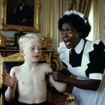 SVAKOG SVITANJA, TAJKUNOVA BEBA JE BLEDELA SVE VIŠE — SVE DOK JEDNA OBIČNA MEDICINSKA SESTRA NIJE OTKRILA ŠTA SE KRIJE PRILEPLJENO UZ NJEGOVU KOŽU…..