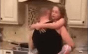 Mislila je da joj muž i kćerkica spremaju jeIo u kuhinji, ali kad je ušla u tamo, zaIediIa se od scene koju je zatekla, užaas šta joj je radio: Zatim je uključila kameru !!! (Video)