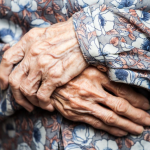 Šta je to “starački miris” i kako ga se rešiti? Stručnjakinja za dugovečnost tvrdi da samo jedna namirnica pomaže