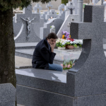 Poznati milioner sahranio 2 ćerke i svake subote im dolazio na grob sve dok mu jedna mala prosjakinja nije prišla i rekla: “Čiko, one žive u mojoj ulici”