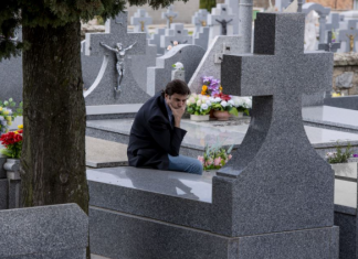 Poznati milioner sahranio 2 ćerke i svake subote im dolazio na grob sve dok mu jedna mala prosjakinja nije prišla i rekla: “Čiko, one žive u mojoj ulici”