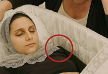 Majka je glasno plakala i tražila je da je pokopaju pokraj kćeri,ali kada se sagnula,ptimjetila je nešto i vrisnula od užasa