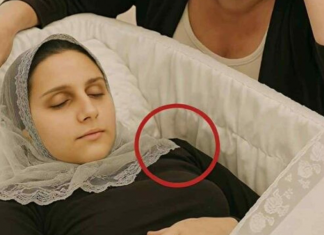 Majka je glasno plakala i tražila je da je pokopaju pokraj kćeri,ali kada se sagnula,ptimjetila je nešto i vrisnula od užasa