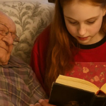 Devojčica je glasno čitala slepom dedi — i pronašla pismo sakriveno 60 godina.