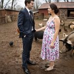 Kako bi dao lekciju svom bahatom sinu, milijunaš mu je oduzeo nasljedstvo i prisilio ga da se oženi jednostavnom seoskom mljekaricom. No tri mjeseca kasnije, kada ih je posjetio, ugledao je nešto što ga je potpuno zaprepastilo 😨