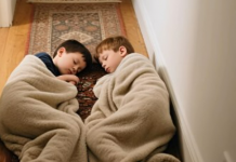 Vratio sam se s poslovnog putovanja i zatekao svoje momke kako spavaju u hodniku.