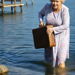 Slučajno sam vidjela kako moja snaha baca stari smeđi kofer u duboko jezero; činilo mi se vrlo čudno, a kada sam izvukla kofer iz vode, bila sam užasnuta onim što je unutra.