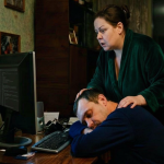 Noć kada je istina zasvetlela na ekranu: žena je mislila da muž spava, a onda je pročitala poruku koja menja sve