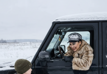 Odmah nakon sahrane svog bogatog muža, maćeha je ostavila njegovog desetogodišnjeg sina na pustom zimskom putu i rekla: „Njegov novac je ionako već moj, a ti si samo suvišan teret.“