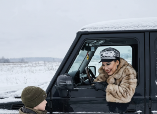 Odmah nakon sahrane svog bogatog muža, maćeha je ostavila njegovog desetogodišnjeg sina na pustom zimskom putu i rekla: „Njegov novac je ionako već moj, a ti si samo suvišan teret.“