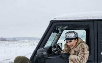 Odmah nakon sahrane svog bogatog muža, maćeha je ostavila njegovog desetogodišnjeg sina na pustom zimskom putu i rekla: „Njegov novac je ionako već moj, a ti si samo suvišan teret.“