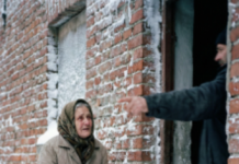 Gazda je izbacio bolesnu baku na ulicu usred zime zbog duga: Kada je ušao u njen prazan stan da pokupi ključeve, otkrio je tajnu koja ga je bacila na kolena