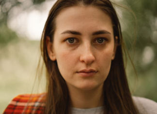 “Proveri gornju policu kad dođeš kući, muž krije nešto od tebe” – šapnula mi je vračara, a onda sam saznala istinu zbog koje sam zanemela od šoka