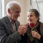 Svakog dana posećuje ženu koja ne zna ko je on i pretvara se da je stranac samo da bi je video nasmejanu