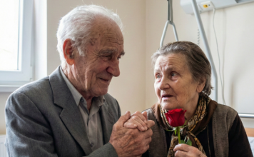 Svakog dana posećuje ženu koja ne zna ko je on i pretvara se da je stranac samo da bi je video nasmejanu