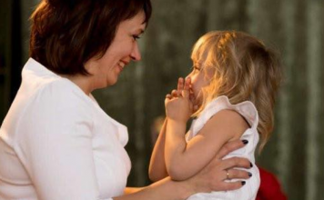 Dijete koje nije imalo dovoljno majčinske ljubavi u životu razvija 10 loših osobina- 1 JE NAJG0RA..