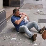 Spasio sam bebu koja je padala sa petog sprata, rizikujući sopstveni život: svi su me nazivali herojem, ali nedelju dana kasnije roditelji deteta su me tužili zbog „nepromišljenog spasavanja“.