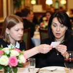 Za stolom je kćerka nezapaženo ubacila u moju ruku papirić: “Mama, odmah se pretvaraj da ti nije dobro i izlazi!” Nisam shvatala što se dešava, ali sam poslušala… Deset minuta kasnije… 😲😲😲