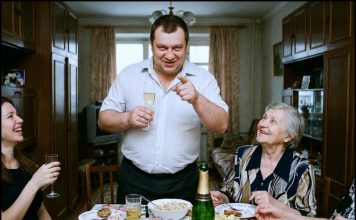 Na jubileju svekra muž je izgovorio toasts u kojem me je nazvao „svojom najvećom razočarenjem i greškom”. Svi gosti su se smejali, a ja sam tiho progutala uvredu i otišla do projektora. Rekla sam: „A sada poklon od mene.” I uključila video, nakon kojeg su svima kosi stali naježićem… 😲😲😲