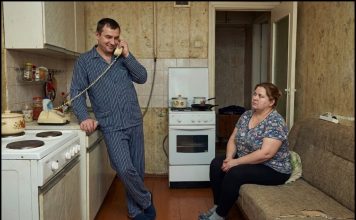 „Mama, kunem ti se, biće puno hrane, a svakome ću dati po deset hiljada kao poklon!“ – razlagao je muž na telefonu svojoj majci pred novogodišnje praznike. Međutim, kada je tačno u šest sati popodne svečana svjećica svastike dovela celu bučnu ekipu do njihovog praga, nije bilo nikakve trpeze. Lica prisutnih su dobila ZELENI ton pri pogledu na ono što je bilo pred njima… 😲😲😲