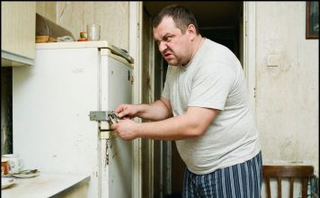 „Pošto ti slabo zarađuješ, hrana u frižideru je samo moja!“ — izjavio je muž i stavio zaključavač na vrata. Slegla sam ramenima. Naveče je došao kući i video me kako jedem jastoge.. Moj odgovor ga je naterao da padne na stolicu… 😲😲😲