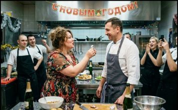 Imam 33 godine, i pijana sam predložila 55-godišnjem kuvaru iz naše kafeterije da se venčamo. On je pristao. Ujutro sam došla k sebi, ali već smo bili u matičnom uredu. A onda me pozvao generalni direktor u kancelariju: „Znate li uopšte za koga ste se udali?“ Zaledila sam se kada sam saznala ISTINU… 😲😲😲