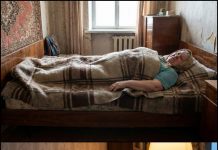 Skrila sam od paralizovane majke muža da sam postavila skrivene kamere, a kada sam vidjela snimke, jedva sam ostala pri zdravom razumu. Te iste noći izložila sam njihove kofere na stepeništu i odmah promenila sve brave. Tek kasnije mi je komšinica šapnula: „Bože, pa zato su oni…“… 😲😲😲