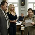 U kancelariji notara muž i njegova ljubavnica prasnuli su u smijeh:Vidiš? Ostala ti je samo ta jadna kuverta!” Žena nije rekla ni riječ. Otvorila je pismo – a već prvi redak učinio je da se oboje ukoče. ☹️😨