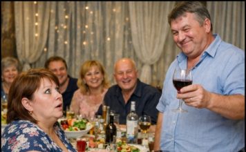 Na večeri sa prijateljima moj muž je rekao: „Ispuniću još godinu dana i onda ću podneti zahtev za razvod. Ona mi nije ravna.” Svi su se nasmejali, ponosni na njega. Ja sam se nasmešila i odgovorila: „A zašto čekati? Hajde da se rastanemo odmah.” Uzela sam svoju torbu i otišla. Nakon nekoliko sati… Dobila sam poruku od njegovog najboljeg prijatelja — i ona me je ostavila bez reči… 😲😲😲