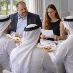 Vlasnik hotela u panici je tražio ženu koja bi za jedan večer odigrala ulogu supruge na važnoj večeri, i odabrao je jednu od svojih sobarica, naredivši joj da samo ćuti i klima glavom. Ali ono što je obična djevojka učinila postalo je pravo iznenađenje za sve 😲😱