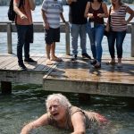 Unuk je gurnuo babu u jezero, dobro znajući da ona ne zna da pliva i da se boji vode, samo da bi se zabavljao: rodbina je stajala pored, smejala se, ali niko od njih nije ni slutio šta će ova žena uraditi čim izađe iz vode 😢😱