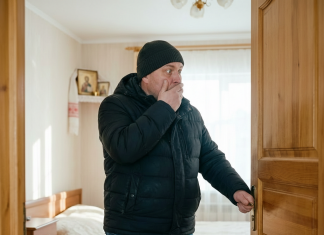 Službeni put je otkazan i Oleg se vratio kući dan ranije. Kada je otvorio vrata, čuo je muziku i smeh. Ali njegova supruga je sedela na tremu i plakala. A kada je ušao u kuću, ZANEMEO JE… 😲😲😲