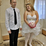 Direktno u trenutku registracije, pod vjenčanicom mlade, počelo je čudno pomjeranje! Mladić je pobijelio od straha, a svi pozvani su ostali zapanjeni… 😱😱😱…