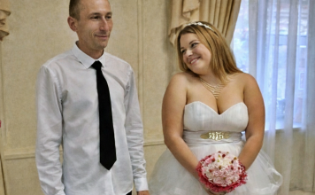 Direktno u trenutku registracije, pod vjenčanicom mlade, počelo je čudno pomjeranje! Mladić je pobijelio od straha, a svi pozvani su ostali zapanjeni… 😱😱😱…