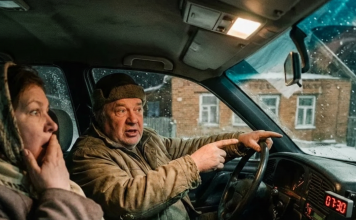 „Moj sin i njegova žena priredili su mi iznenađenje za 65. rođendan. Muž se sagnuo i šapnuo: — Uzmi svoju torbu. Idemo. Pravi se da je sve u redu. Pomislila sam da se šali. Ali u autu je zaključao vrata i rekao: — Ovdje se dešava nešto vrlo, vrlo čudno. Pogledaj… Od onoga što sam vidjela, postalo mi je loše… 😲😲😲“